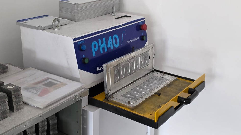 Máquina usada para impressão de placas de trânsito em fábrica clandestina fechada pela Polícia Civil em Paulínia (SP), nesta sexta (27) — Foto: Detran.SP