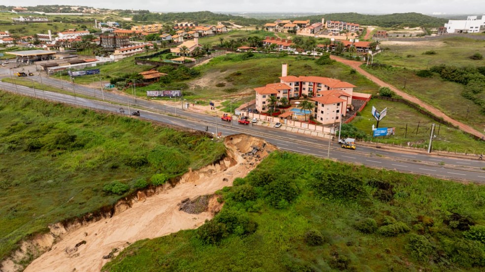 Cratera formada após asfalto ceder na estrada entre Fortaleza e Aquiraz, nesta segunda-feira (27) — Foto: Thiago Gadelha/SVM