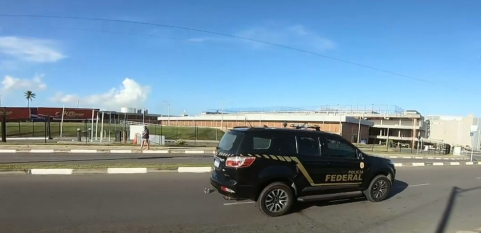 No total, dez mandados de busca e apreensão foram cumpridos na capital baiana, Lauro de Freitas, Vitória da Conquista e Brasília, no Distrito Federal. — Foto: TV Bahia