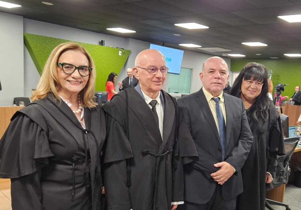Desembargadores eleitos Berenice Capuxú (vice), Ibanez Monteiro (presidente) e Sandra Elali (corregedora), com o presidente da AMARN, juiz Artur Cortez — Foto: Reprodução