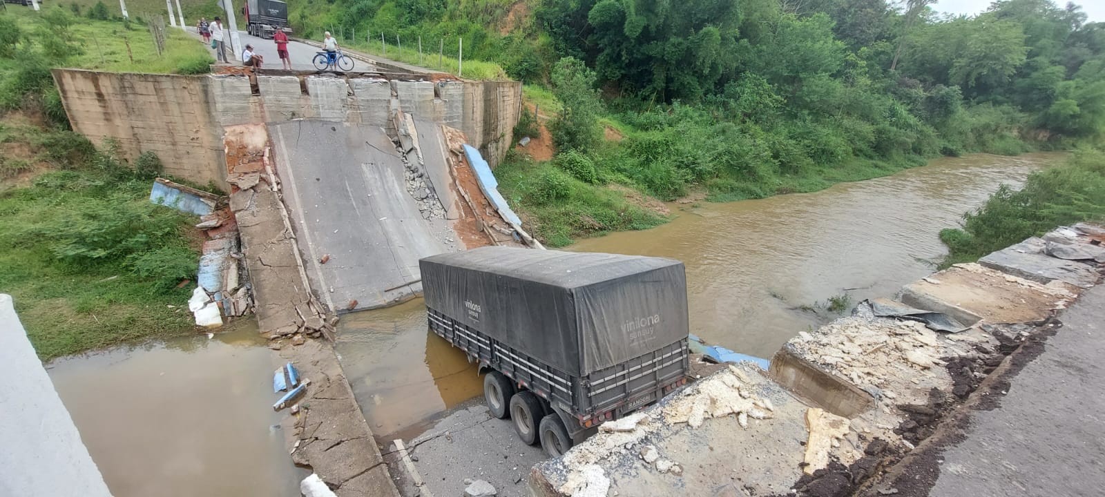 Após mais de 30 horas, carreta ‘engolida’ por ponte que desabou é removida em MG
