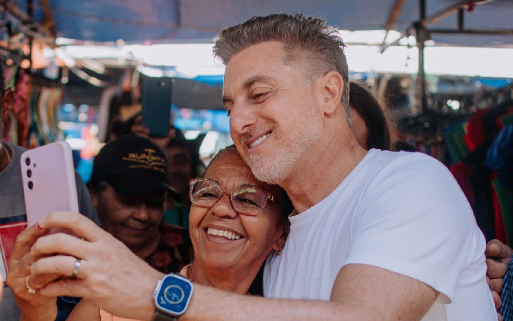 Luciano Huck é filmado durante gravações em Goiânia