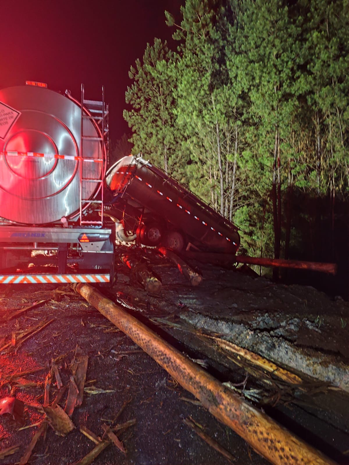 Caminhoneiro morre após acidente com outro caminhão na PR-151; carro também foi atingido e motorista ficou ferido