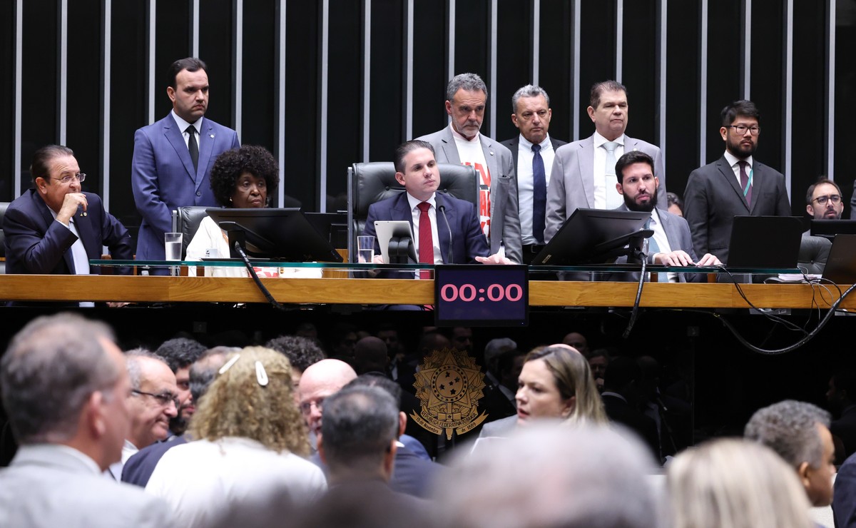 Deputados votam 1º turno da PEC da escala 6x1 no plenário da Câmara; ASSISTA