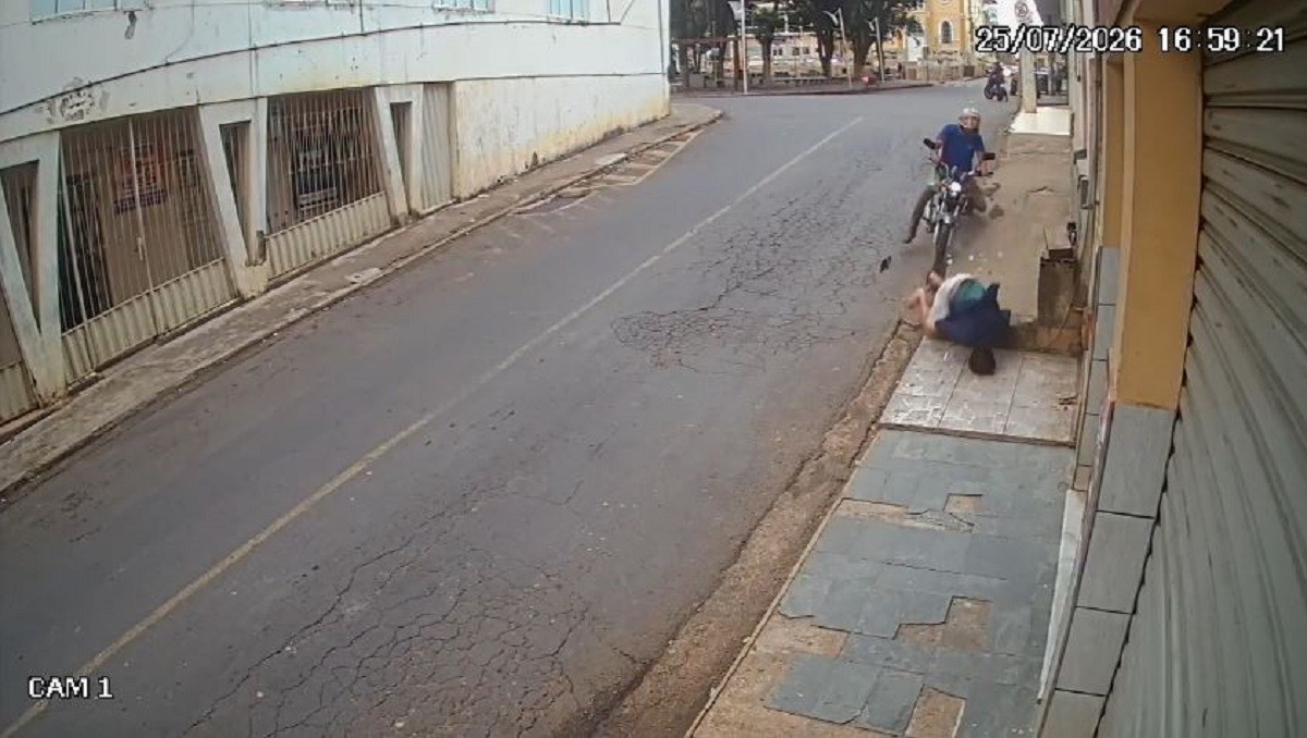 VÍDEO: Pedestre fica em estado grave após ser atropelado por motociclista sem habilitação em MG