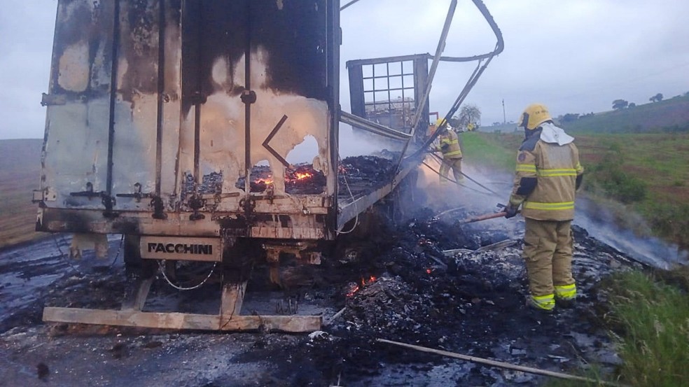 Caminhão fica destruído após pegar fogo em Campestre, MG — Foto: Corpo de Bombeiros