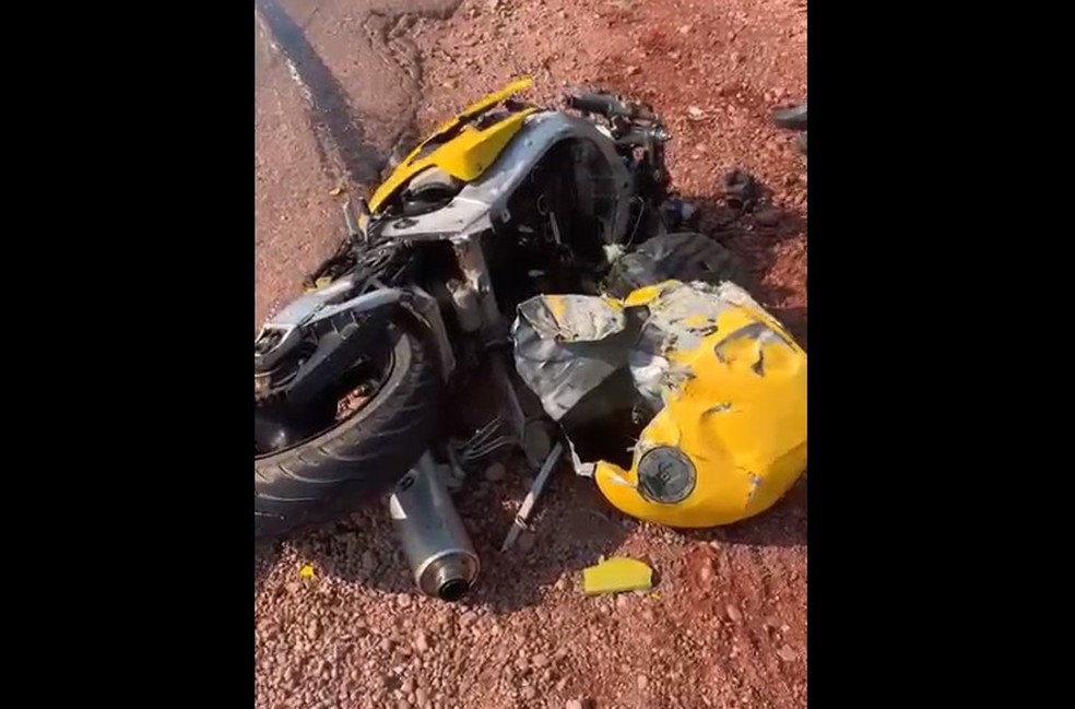 Motocicleta ficou destruída após bater na traseira de caminhonete em RO — Foto: Reprodução