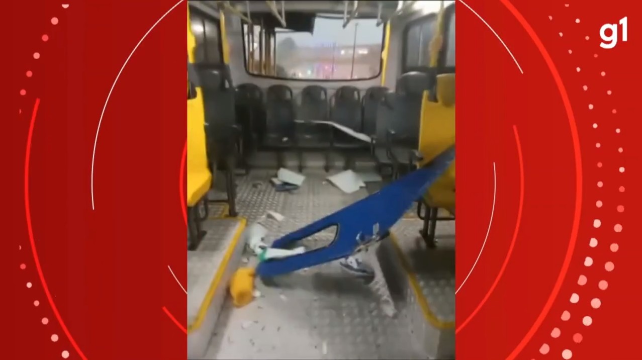 VÍDEO: Força do vento arranca porta de guarita, e item invade ônibus pela janela traseira