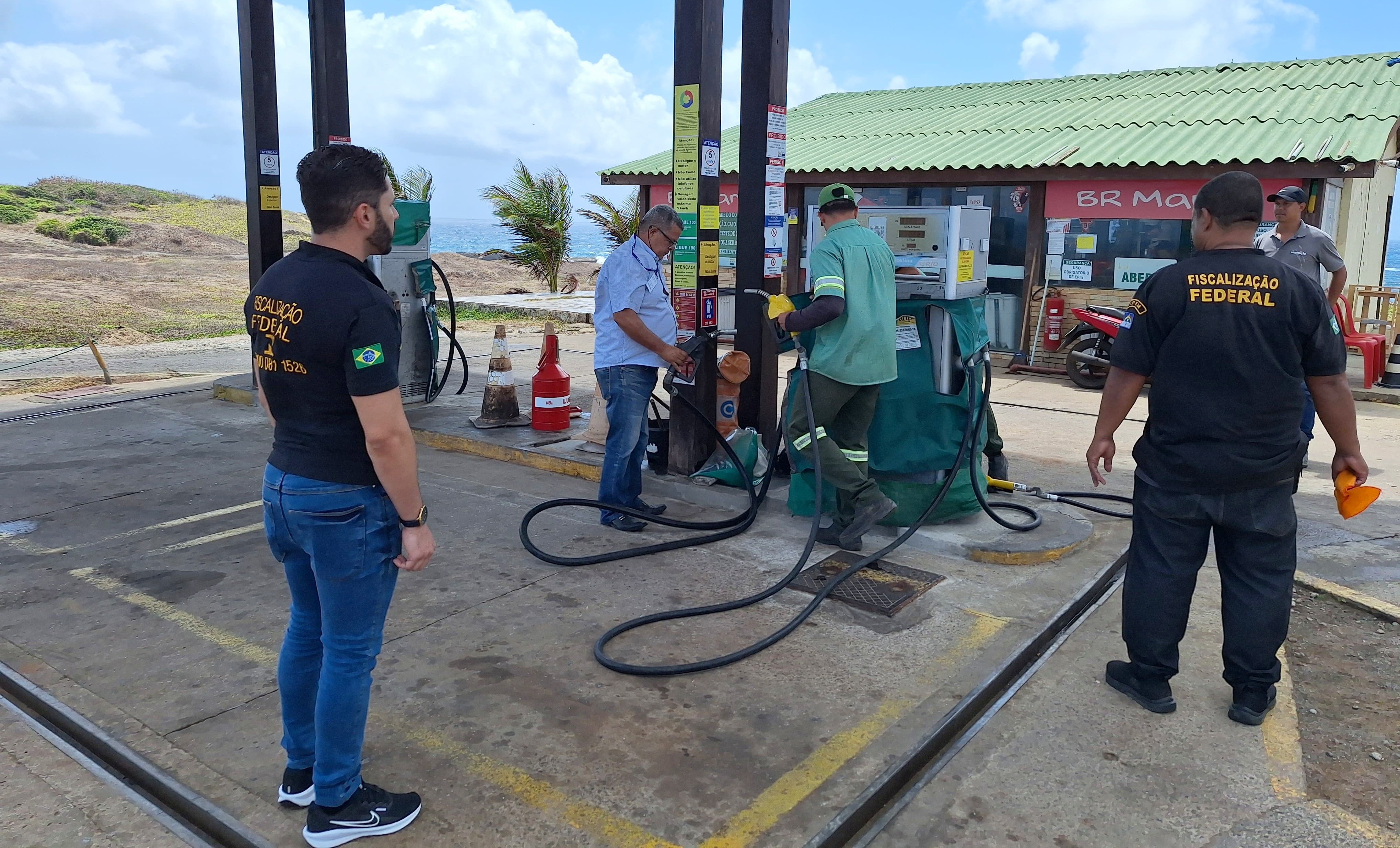 Inmetro faz operação surpresa em posto de combustível de Fernando de Noronha; VÍDEO