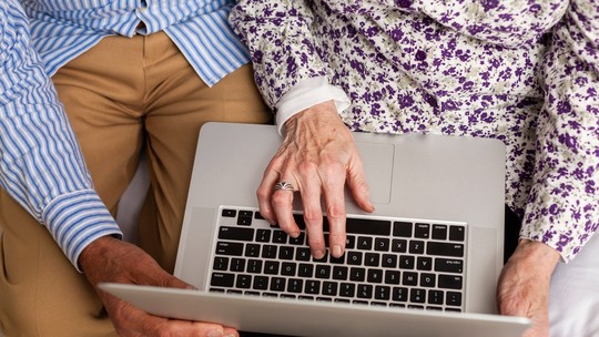 Em 5 anos, uso da internet no Brasil acelera e chega a 69% entre os idosos, diz IBGE - Acesso à rede com o objetivo de serviços bancários também cresce e atinge 71% dos usuários. Dados fazem parte da Pesquisa Nacional por Amostra de Domicílios (Pnad) Contínua, feita no quarto trimestre de 2024 pelo IBGE.