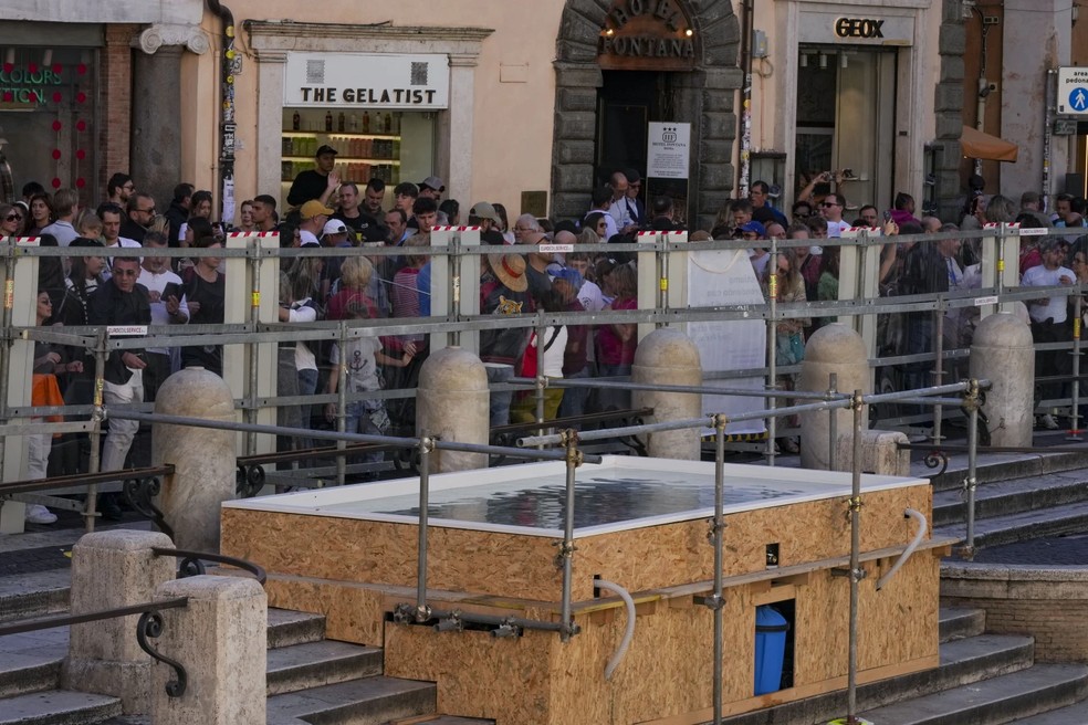 Piscina montada em frente à Fontana di Trevi. — Foto: Andrew Medichini/AP