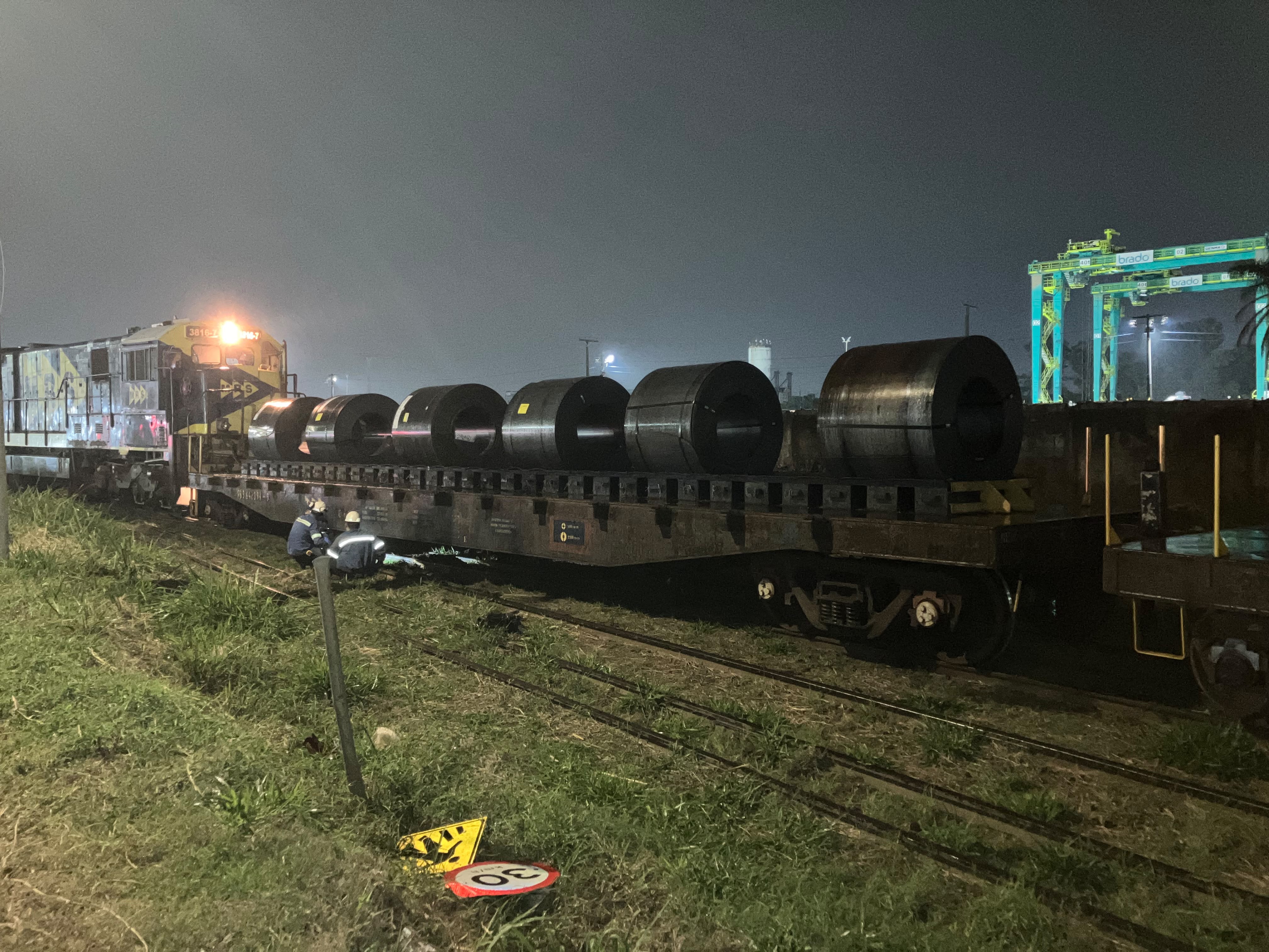 Vagões de trem descarrilam e rua é interditada em Hortolândia