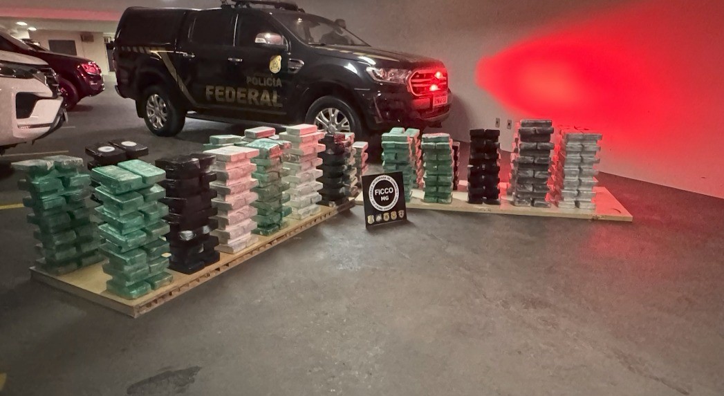 Motorista flagrado com mais de 400 kg de cocaína é solto e condenado a pena alternativa 