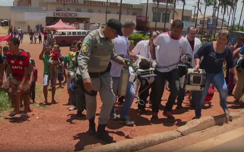 Resgate do menino baleado por policial civil em briga de trânsito — Foto: Reprodução/TV Globo