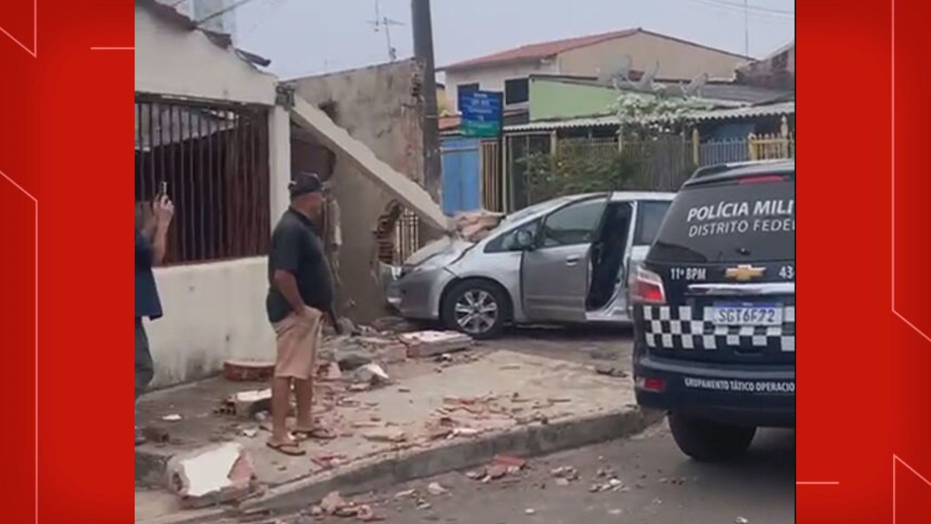 Dupla foge da polícia em carro roubado e bate em muro de casa; veja VÍDEO