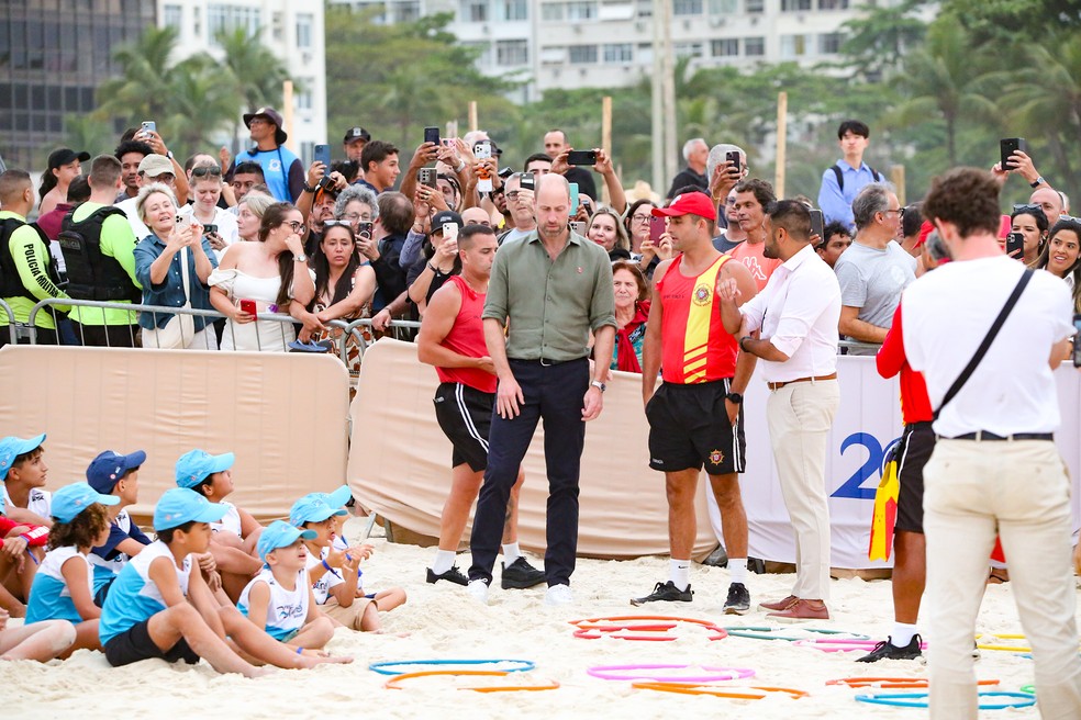 William conhece o Projeto Botinho, do Corpo de Bombeiros — Foto: Dilson Silva/AgNews