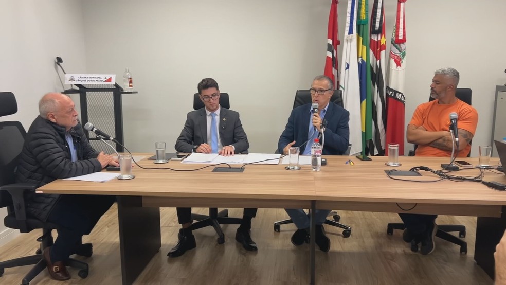Fernando Araújo, presidente do Conselho de Saúde de Rio Preto (SP), presta depoimento a vereadores membros da CEI que apura suspeitas de irregularidades em convênio da Prefeitura com a Santa Casa de Casa Branca — Foto: TV TEM/Reprodução