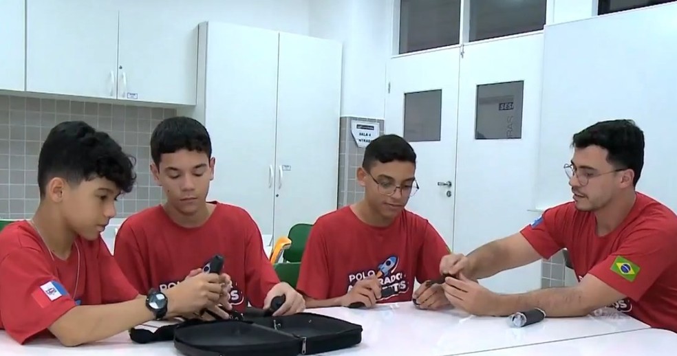 Guilherme Pietro Costa Alves Santos, Vinícius Alves de Sá e Vinícius Roberto Camilo dos Santos foram orientados pelo professor Alef Jordi — Foto: Reprodução/TV Gazeta de Alagoas