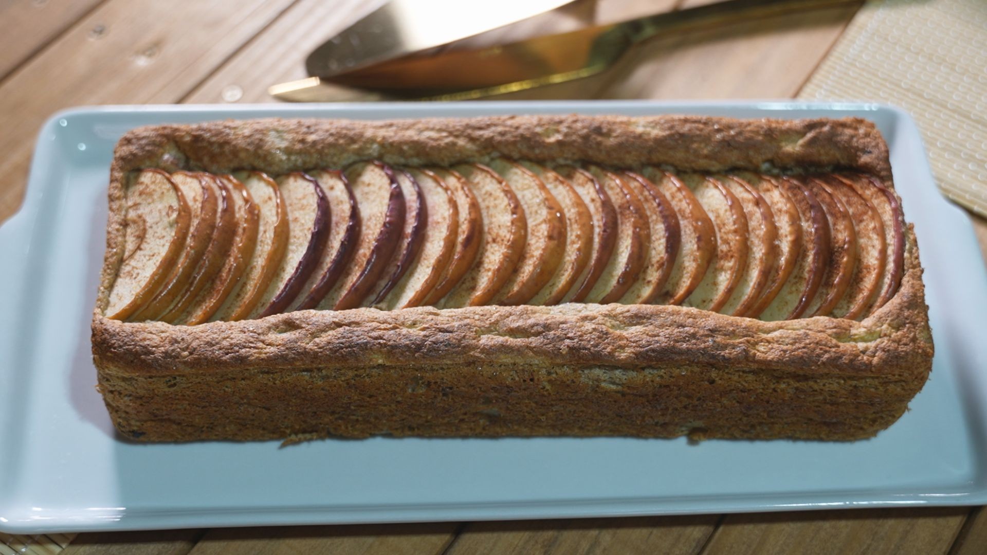 Aprenda como preparar receita de bolo de maçã sem glúten e sem leite 