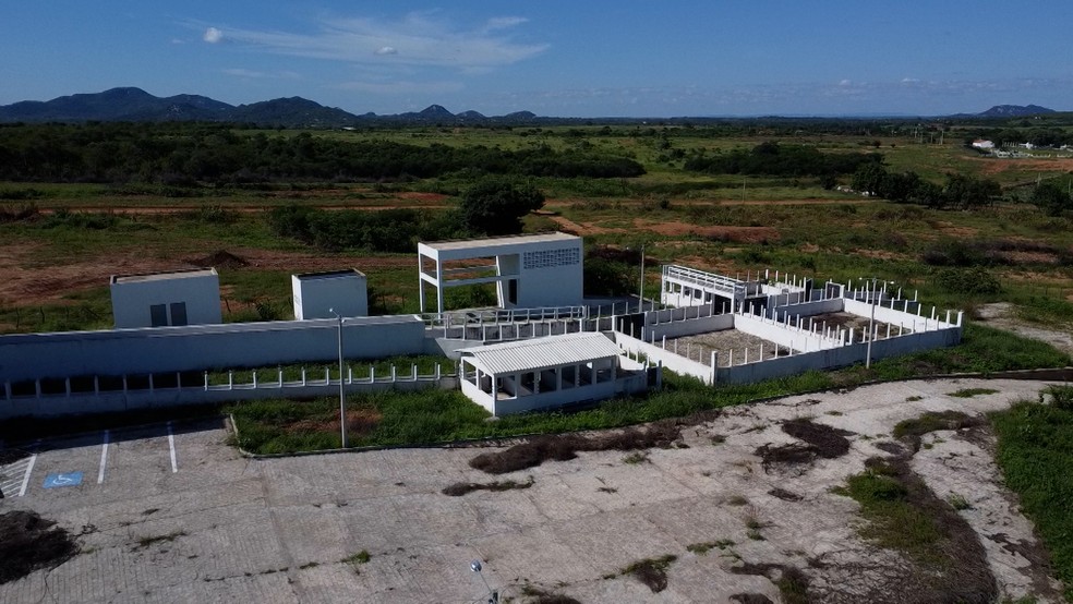 Em Itaporanga, o matadouro nem foi inaugurado e já apresenta sinais de abandono — Foto: TV Cabo Branco/Reprodução