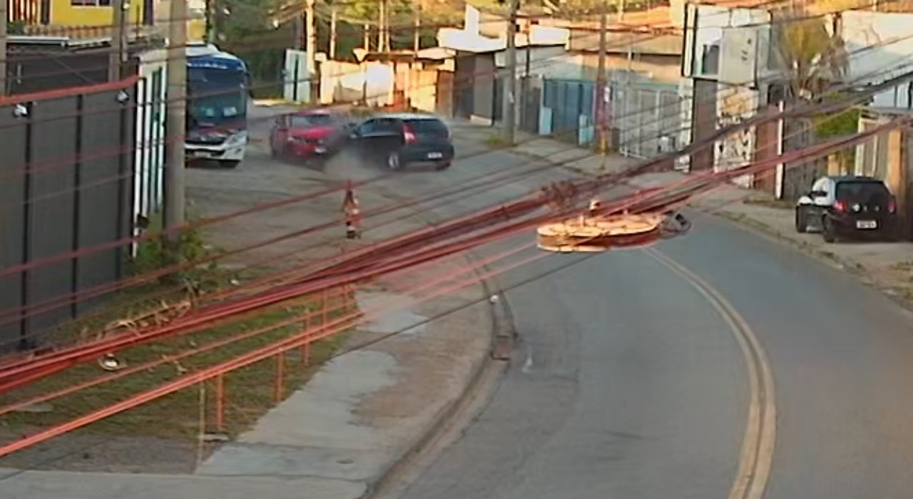 VÍDEO: motorista bêbado dirige em zigue-zague e bate de frente com carro em Várzea Paulista