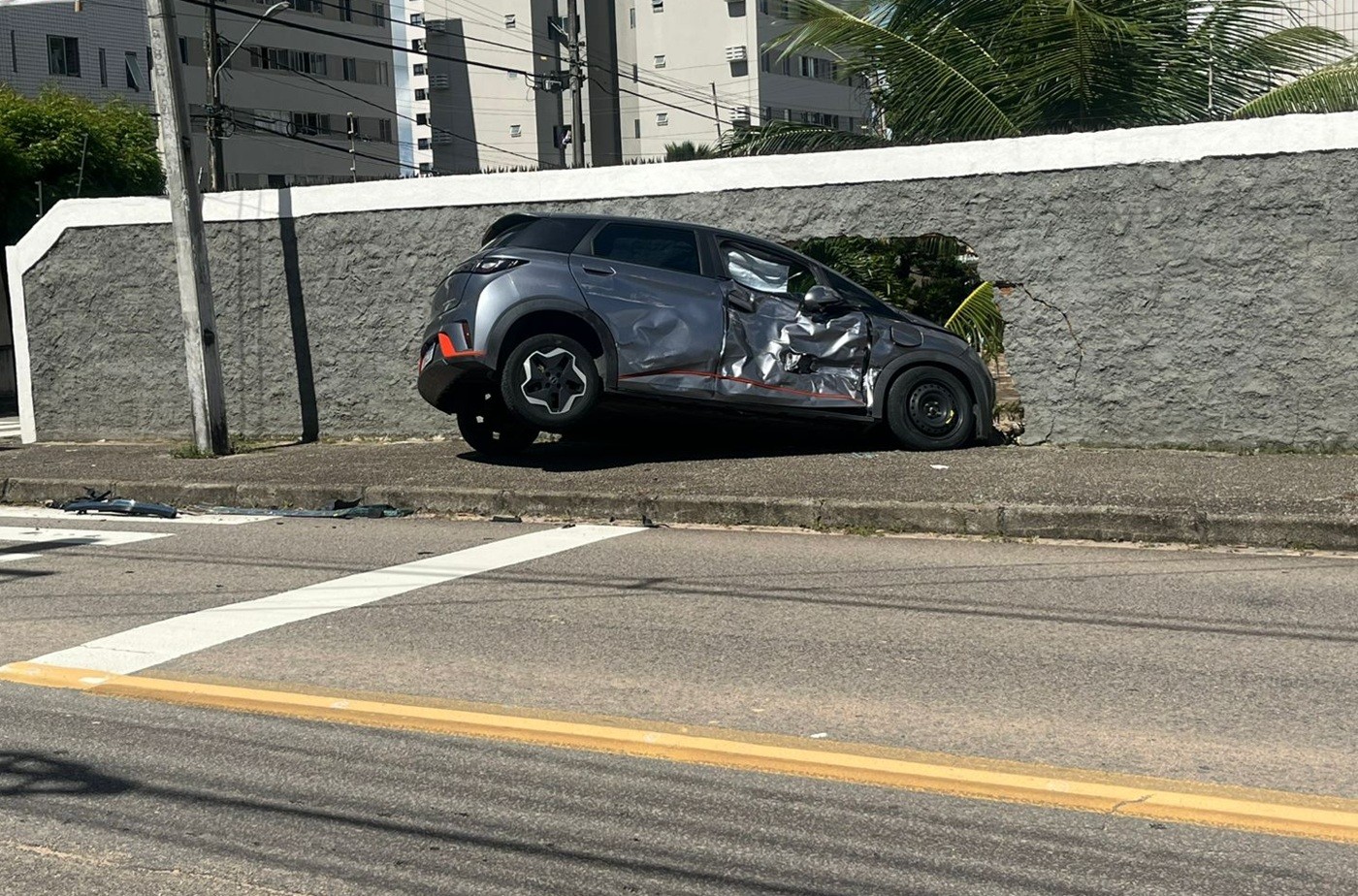 Carro derruba parte de muro de condomínio em acidente na Zona Sul de Natal