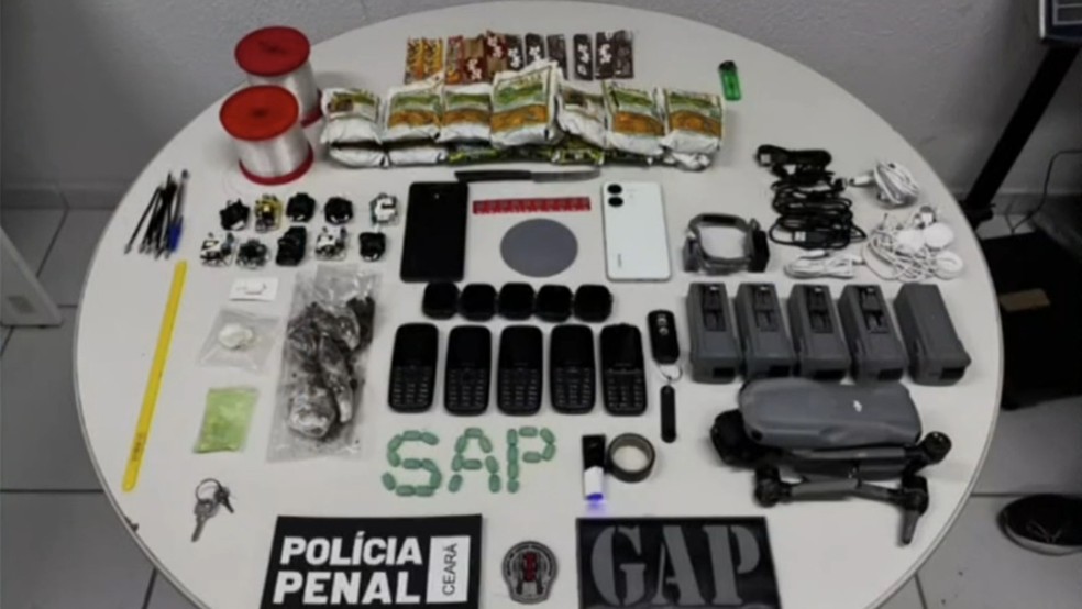 Policiais encontraram diversos materiais ilegais em casa próxima a presídio na RMF. — Foto: Reprodução/TV Verdes Mares