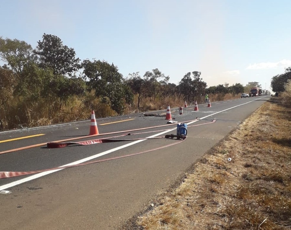 BR-365 precisou ser isolada por 300 metros  — Foto: Corpo de Bombeiros/Divulgação