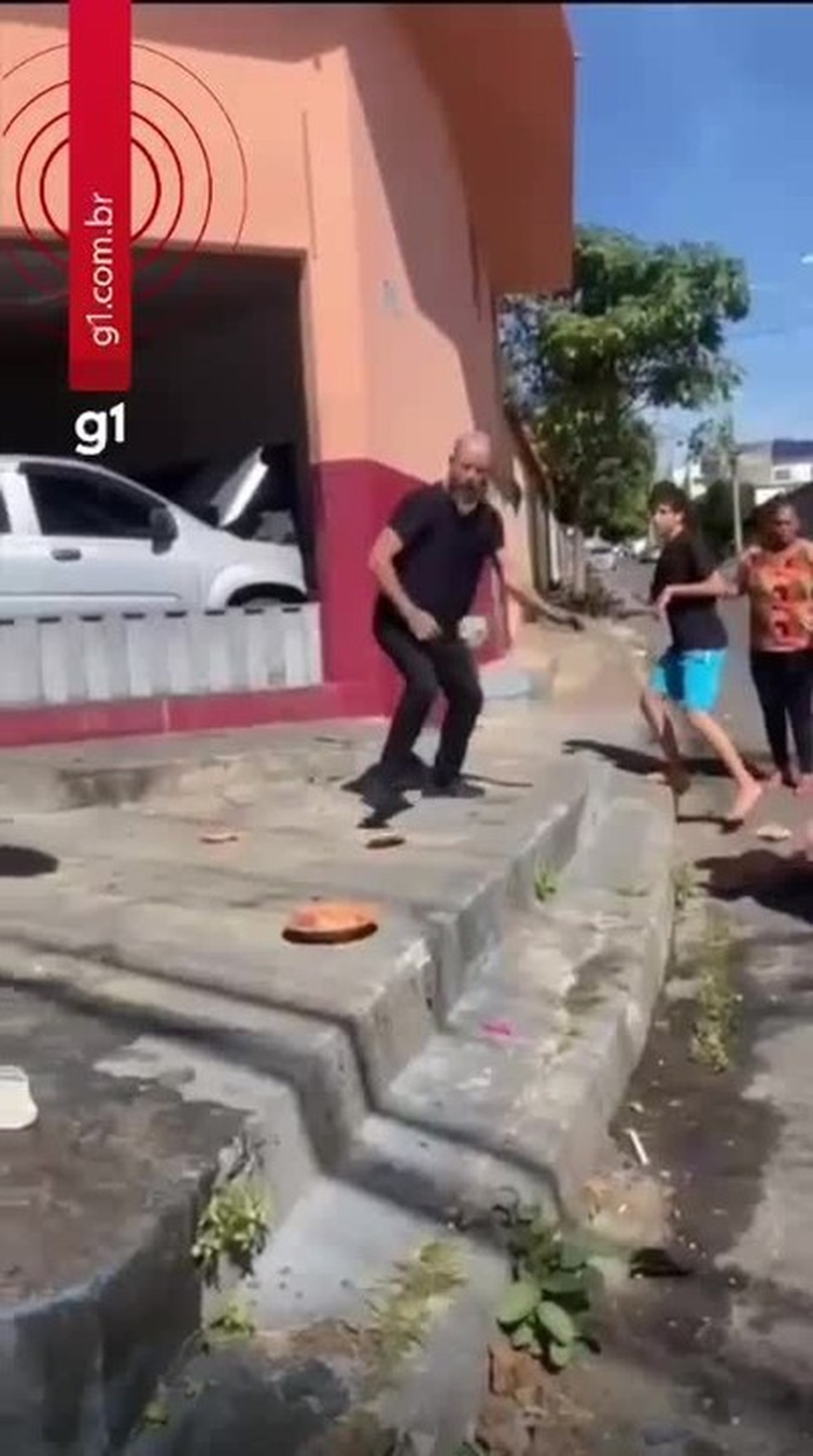 Homem chuta itens de ritual religioso e participantes denunciam agressões; VÍDEO
