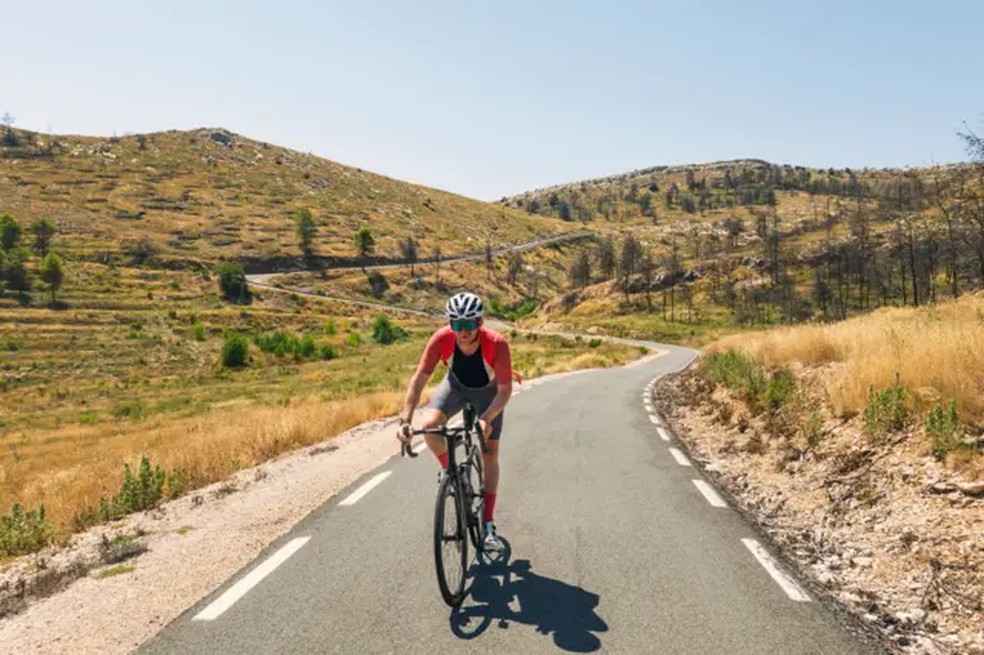 Os eletrólitos são necessários quando dois fatores se combinam: a atividade física e o calor — Foto: Getty Images/via BBC