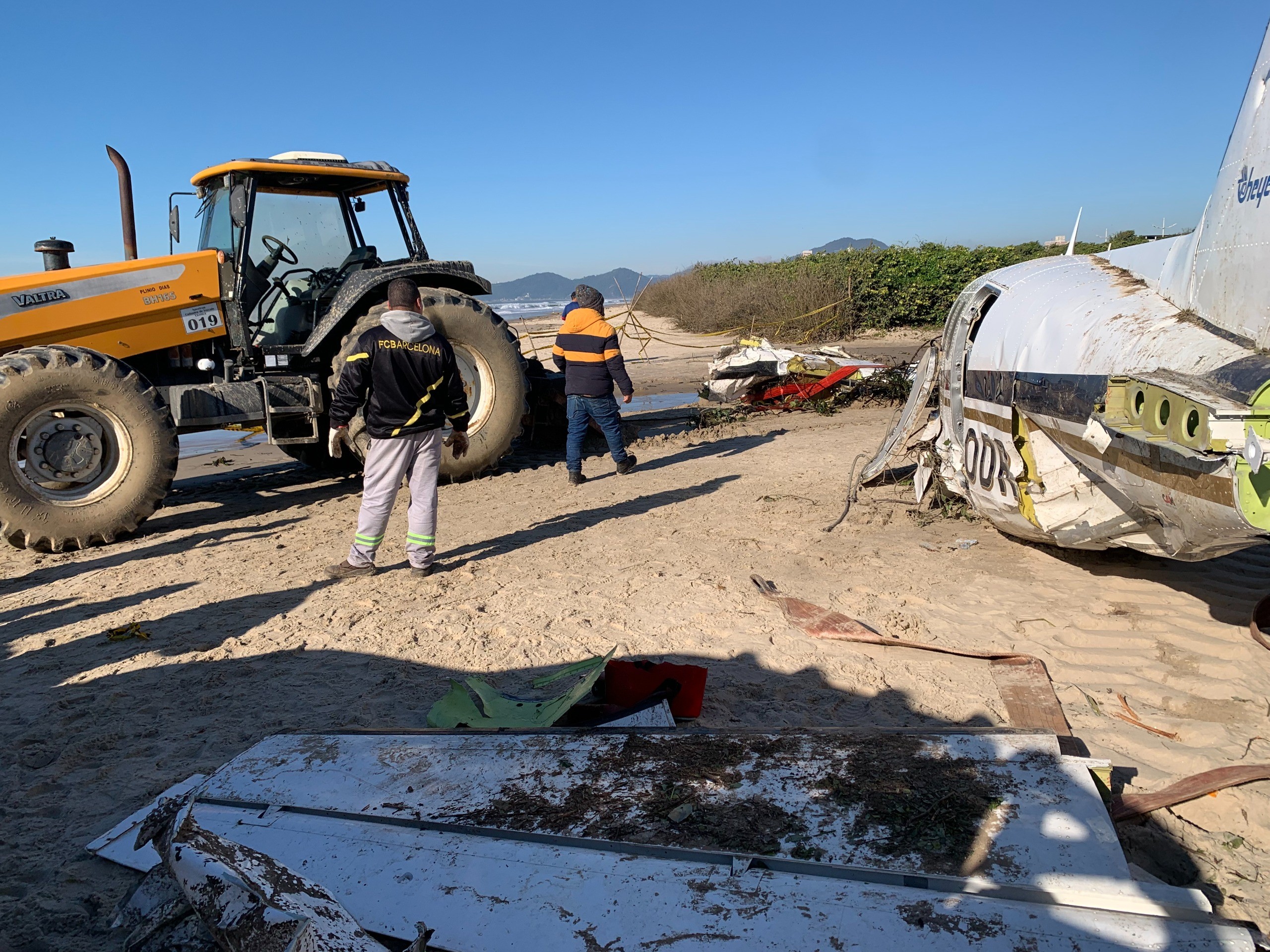 Avião é serrado em pedaços na praia dois dias após cair em SC; entenda