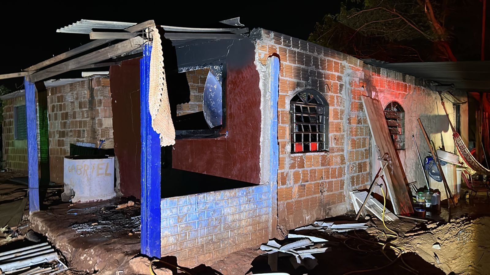 Moradores incendeiam casa de homem suspeito de abusar de meninas em Campo Grande