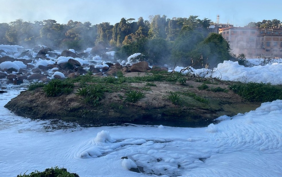 Espuma tóxica é formada por materiais despejados de forma irregular no rio — Foto: Diogo Nolasco/TV Tem