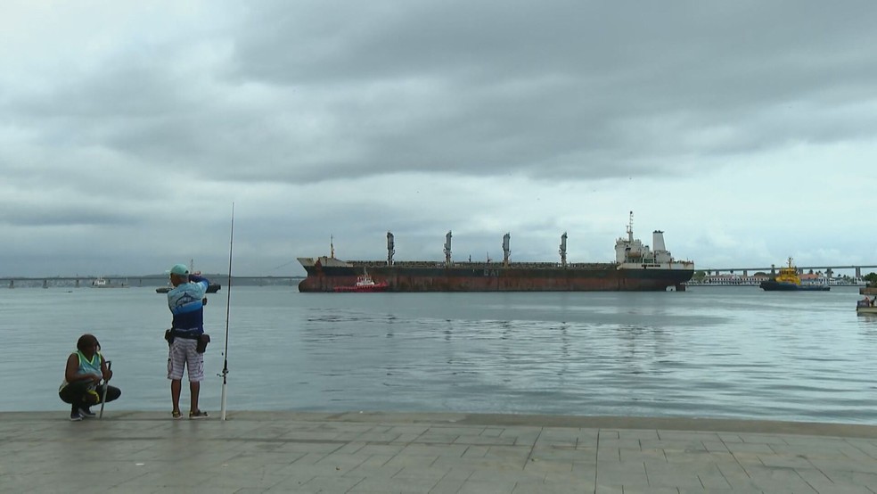 Navio que colidiu com Ponte Rio-Niterói é levado para Turquia. — Foto: Reprodução/TV Globo