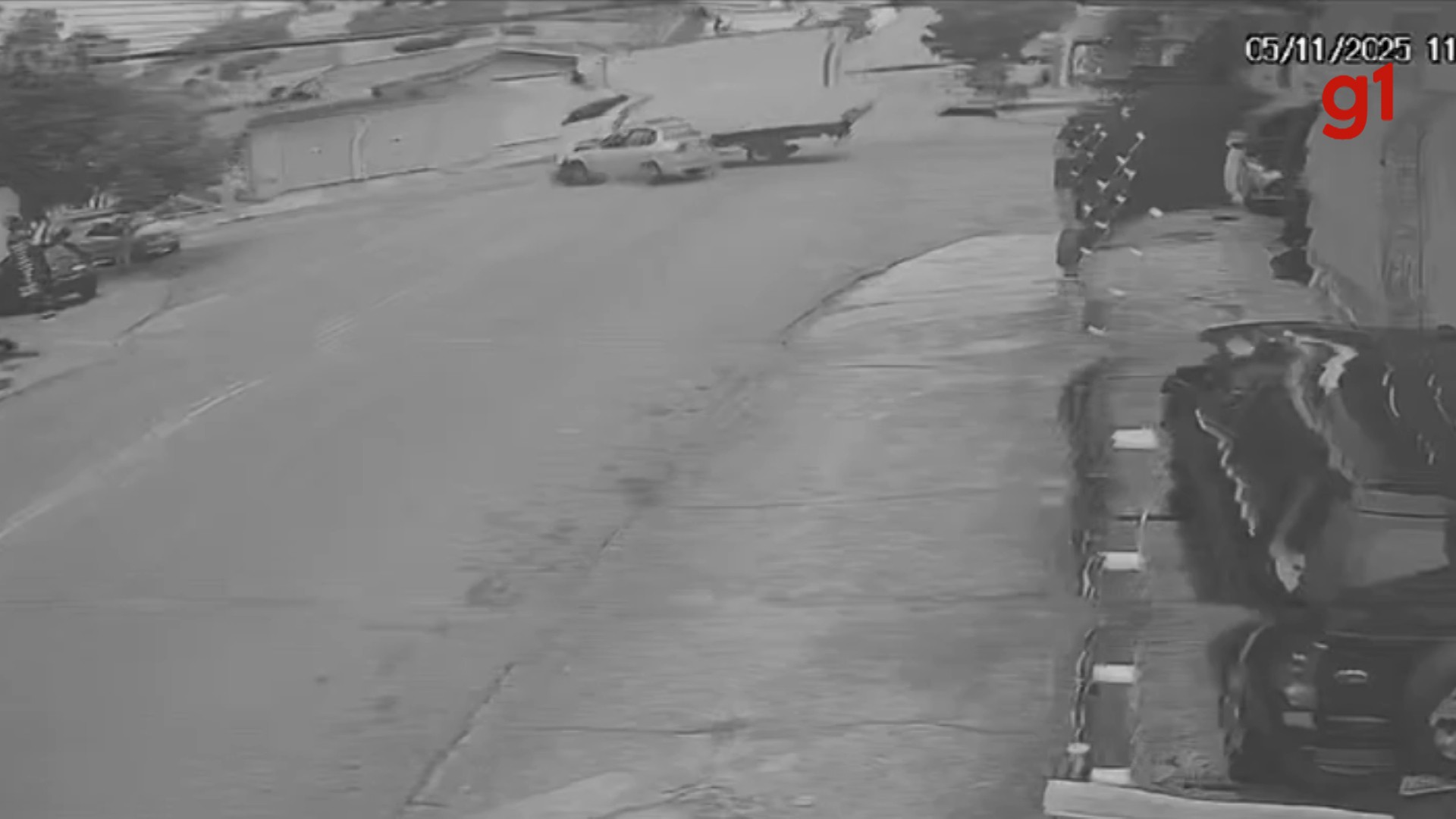 VÍDEO mostra colisão entre carro e caminhão em cruzamento na Zona Sul de São José dos Campos, SP