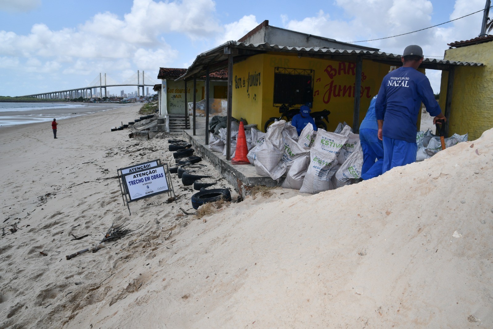 Defesa Civil interdita pelo menos 14 barracas na Praia da Redinha 