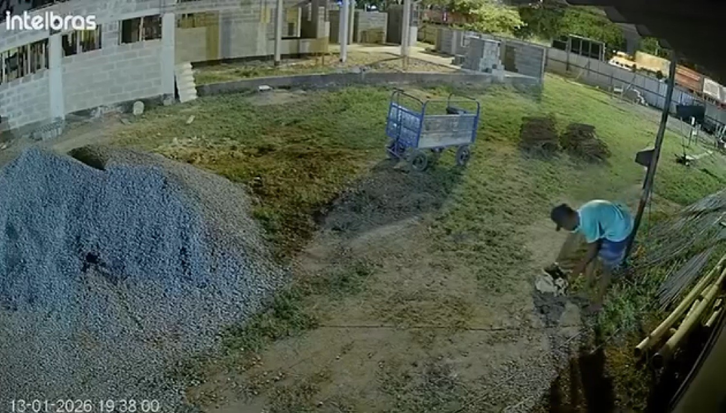 Câmeras flagram furto em obra da futura base do Samu em Campos