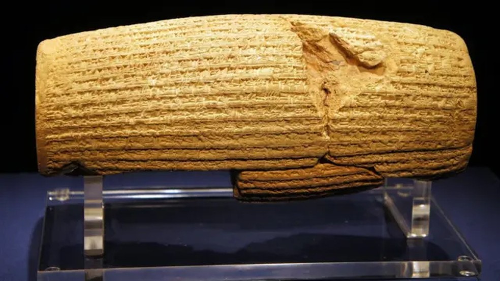 Encontrado no Iraque em 1879, o 'Cilindro de Ciro' também é considerado um dos primeiros exemplos de propaganda política — Foto: Tish Wells/Tribune News Service via Getty Images