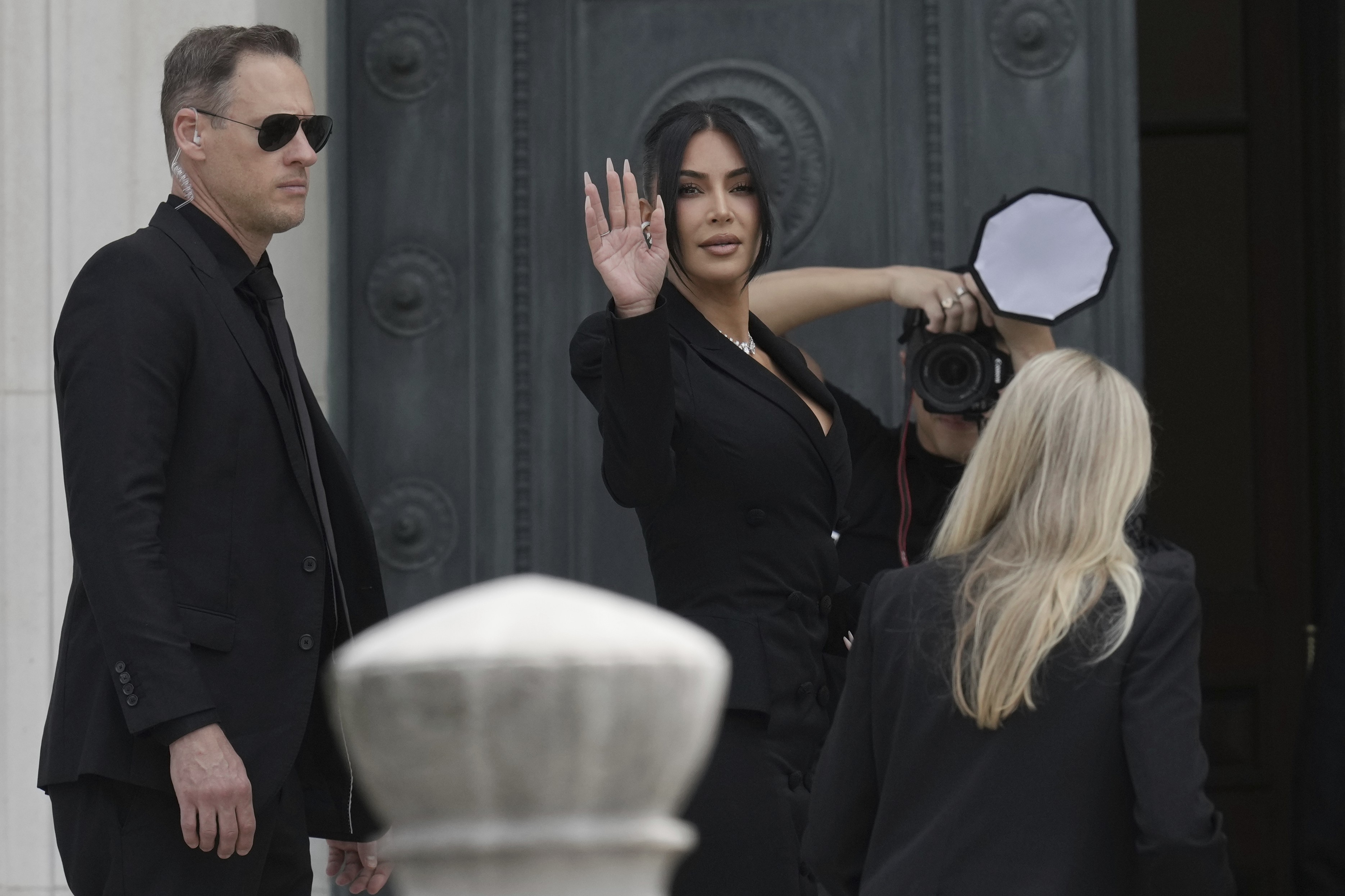 Kim Kardashian diz em tribunal que temia ser estuprada e assassinada durante assalto em Paris
