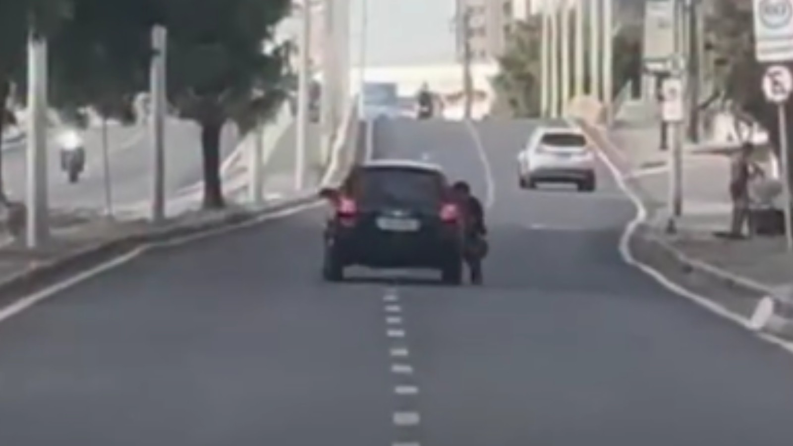 Motorista faz zigue-zague e arrasta assaltante preso a carro por ruas de Fortaleza; vídeo