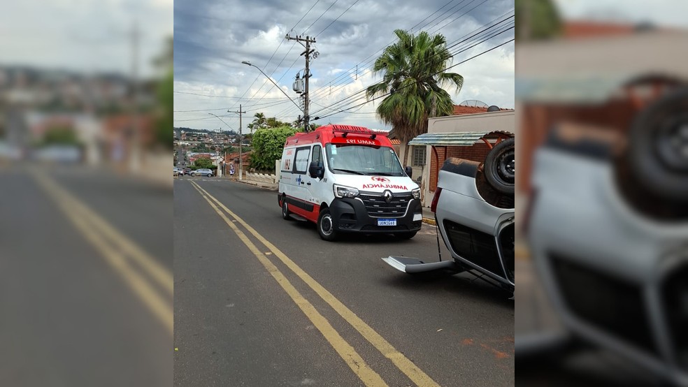 2 de 3
Equipe do SAMU foi acionada para socorrer idoso que dirigia carro capotado em Duartina (SP) &mdash; Foto: Marcus Vinicius Anjos/TV TEM