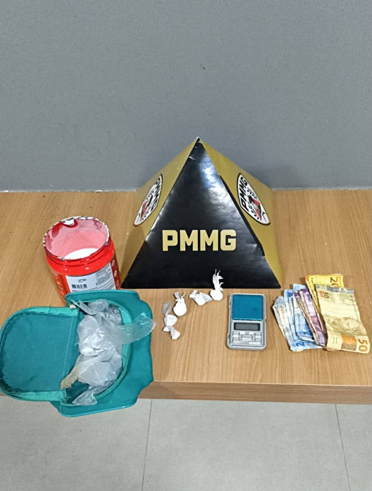 Homem com tornozeleira eletrônica é preso por tráfico após se desentender com esposa em Manhuaçu