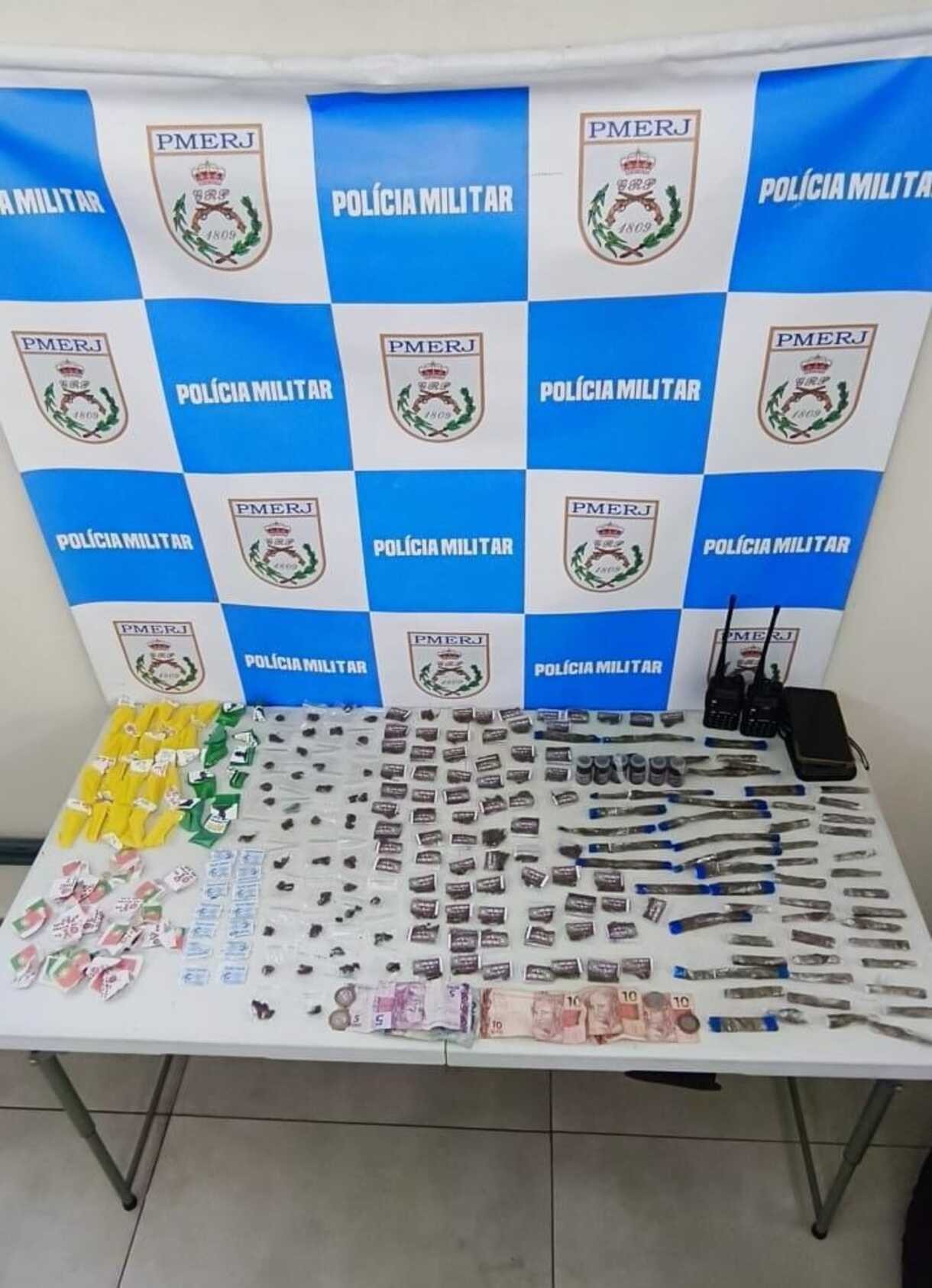 Jovem é preso com drogas após tentar fugir de abordagem em Volta Redonda