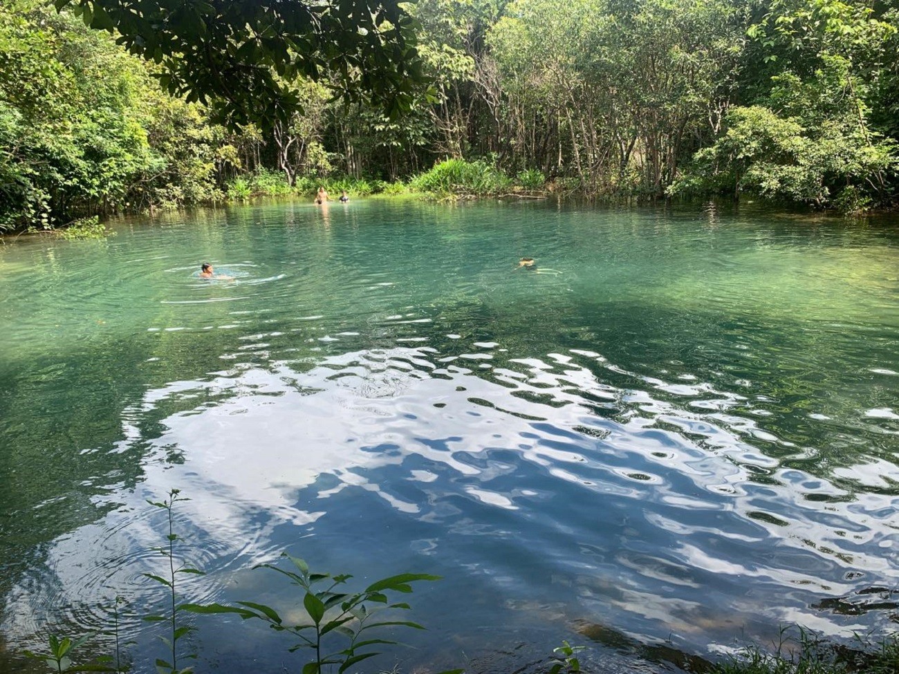 Beleza natural da 'Lagoa Azul' atrai visitantes em Luzimangues; área ainda não é regulamentada