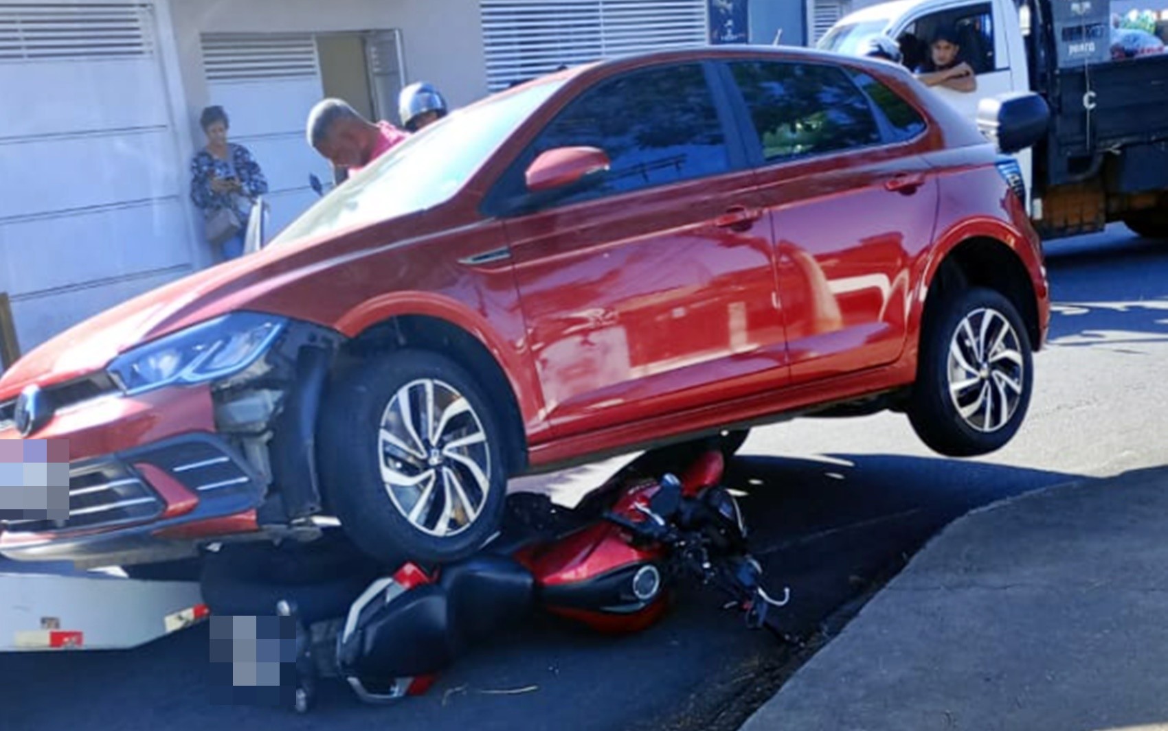 VÍDEO: Carro vai parar em cima de motociclista no bairro Barcelona, em Varginha, MG