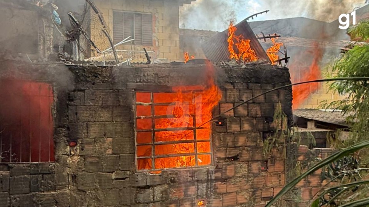 Casa é destruída por incêndio após morador tentar queimar entulho em Ipatinga