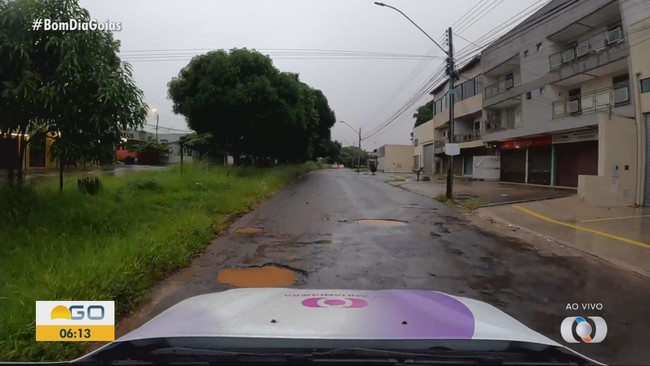 Avenida em Goinia est cheia de buracos e atrapalha motoristas e motociclistas