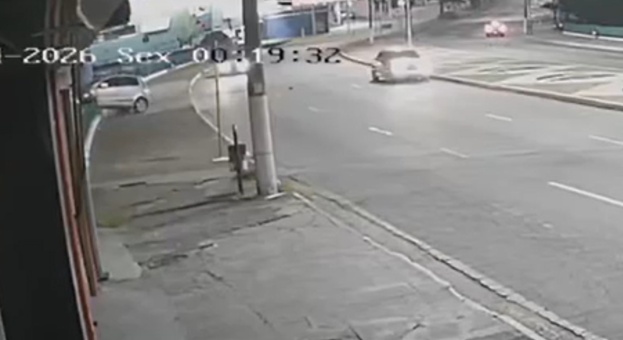 VÍDEO: motorista perde o controle de  carro, bate em grade e veículo fica pendurado em ponte de avenida em Jundiaí