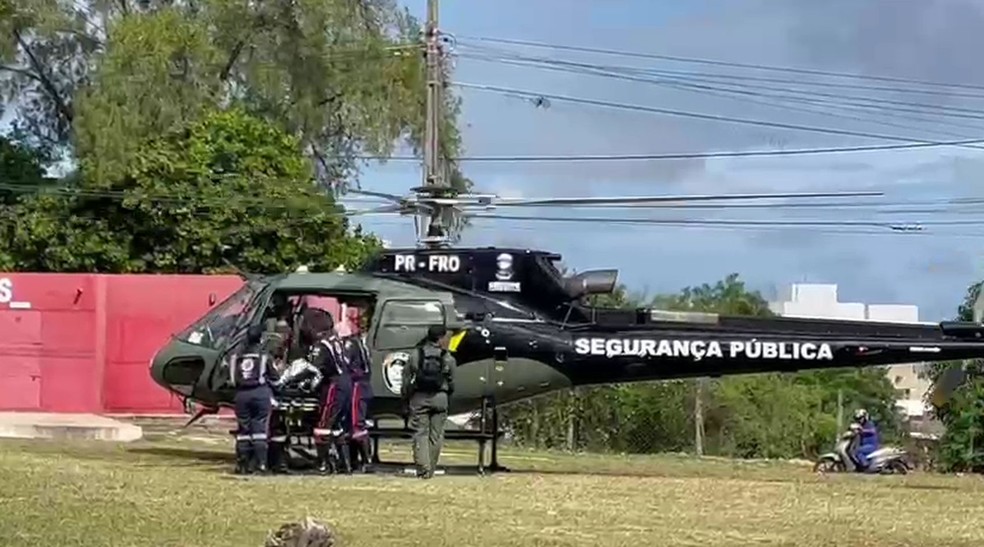 Vítima do acidente é socorrida por equipes do Samu e GTA — Foto: Leonardo Barreto/TV Sergipe