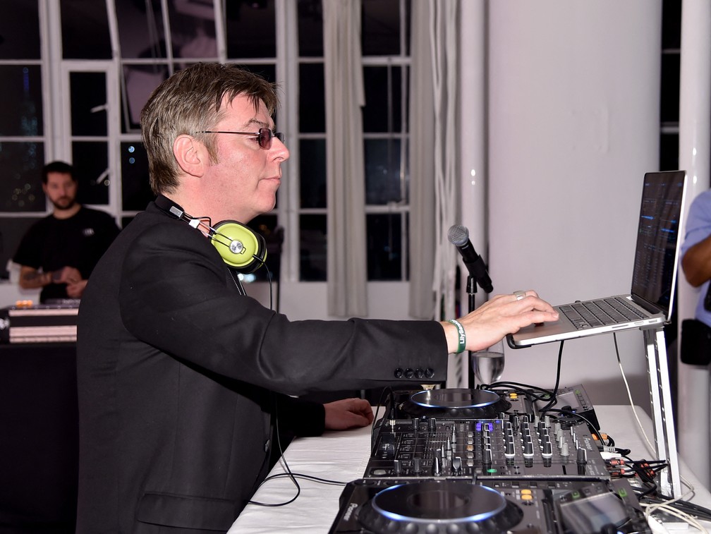Guitarrista da banda The Smiths, Andy Rourke se apresentou como DJ em Nova York, em outubro de 2014  &mdash; Foto: Mike Coppola / GETTY IMAGES NORTH AMERICA / AFP